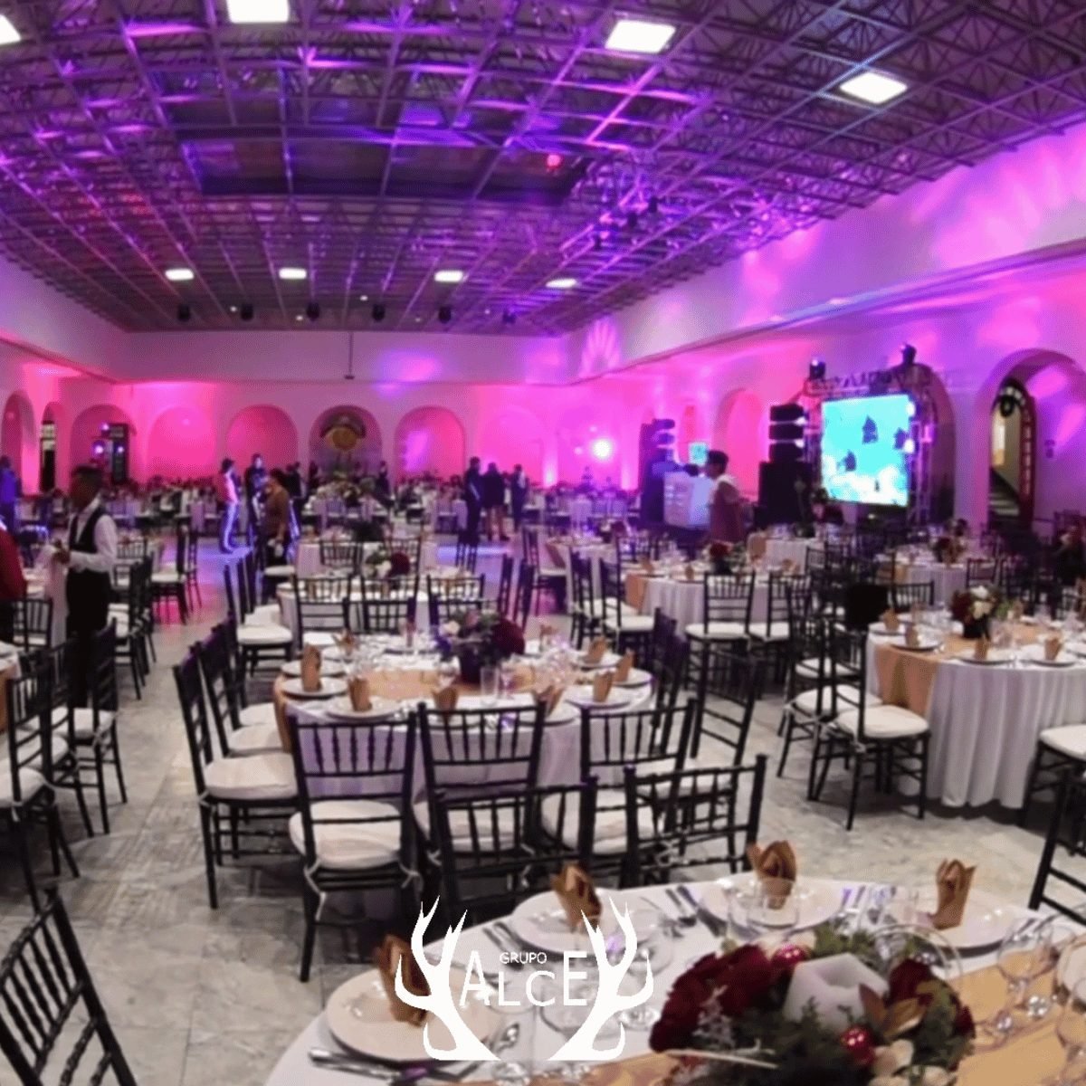 Salón montado para una graduación de Grupo Alce