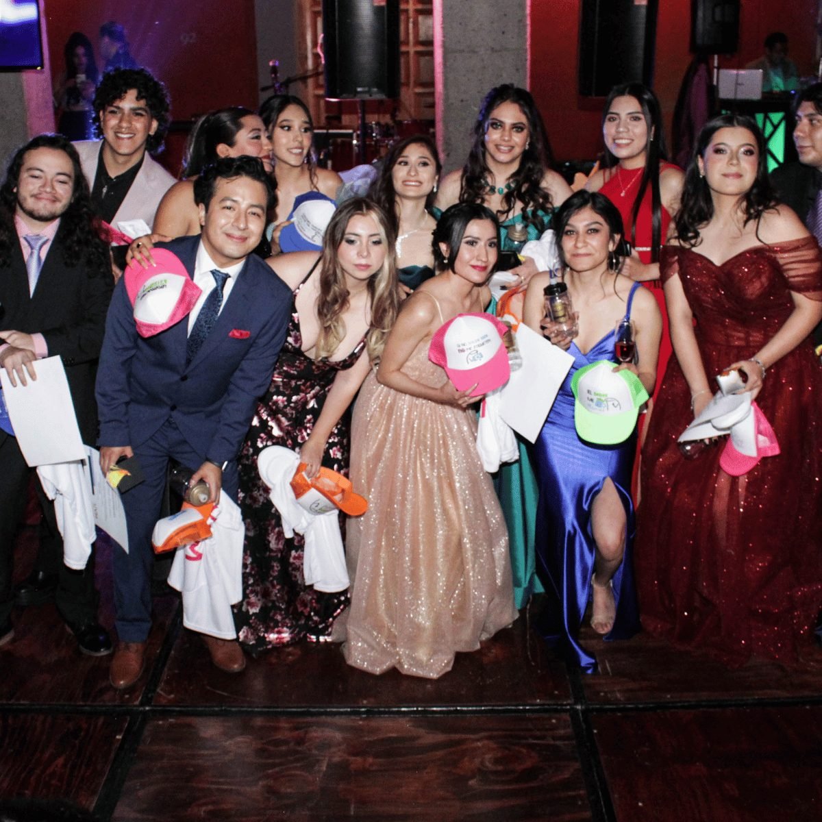 Comité de graduación celebrando con Grupo Alce